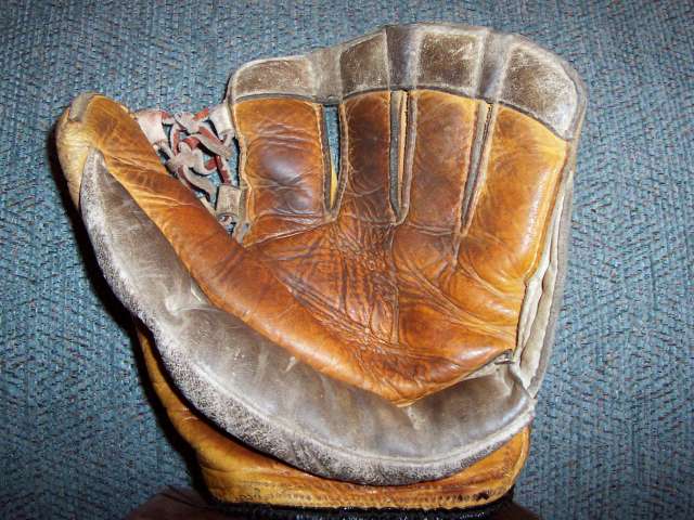 Reach D33 Softball Glove Front